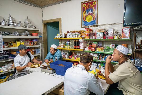 黃麗珊與黃金來經營的印尼 商店,撫慰了遊子的思鄉之情。