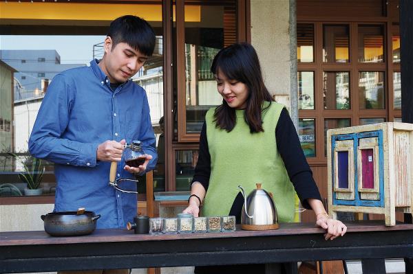 洪明萱與丈夫都是鹿港人，返鄉後經營煮煮陶鍋咖啡廳。