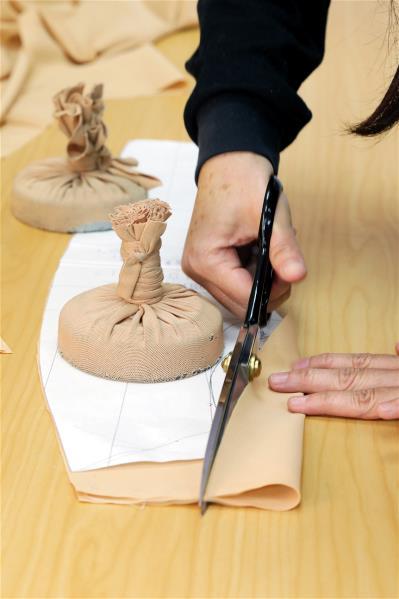 剪裁、縫製，宋有礪一步一步帶著學員做出最適合病患的壓力衣。（林格立攝）