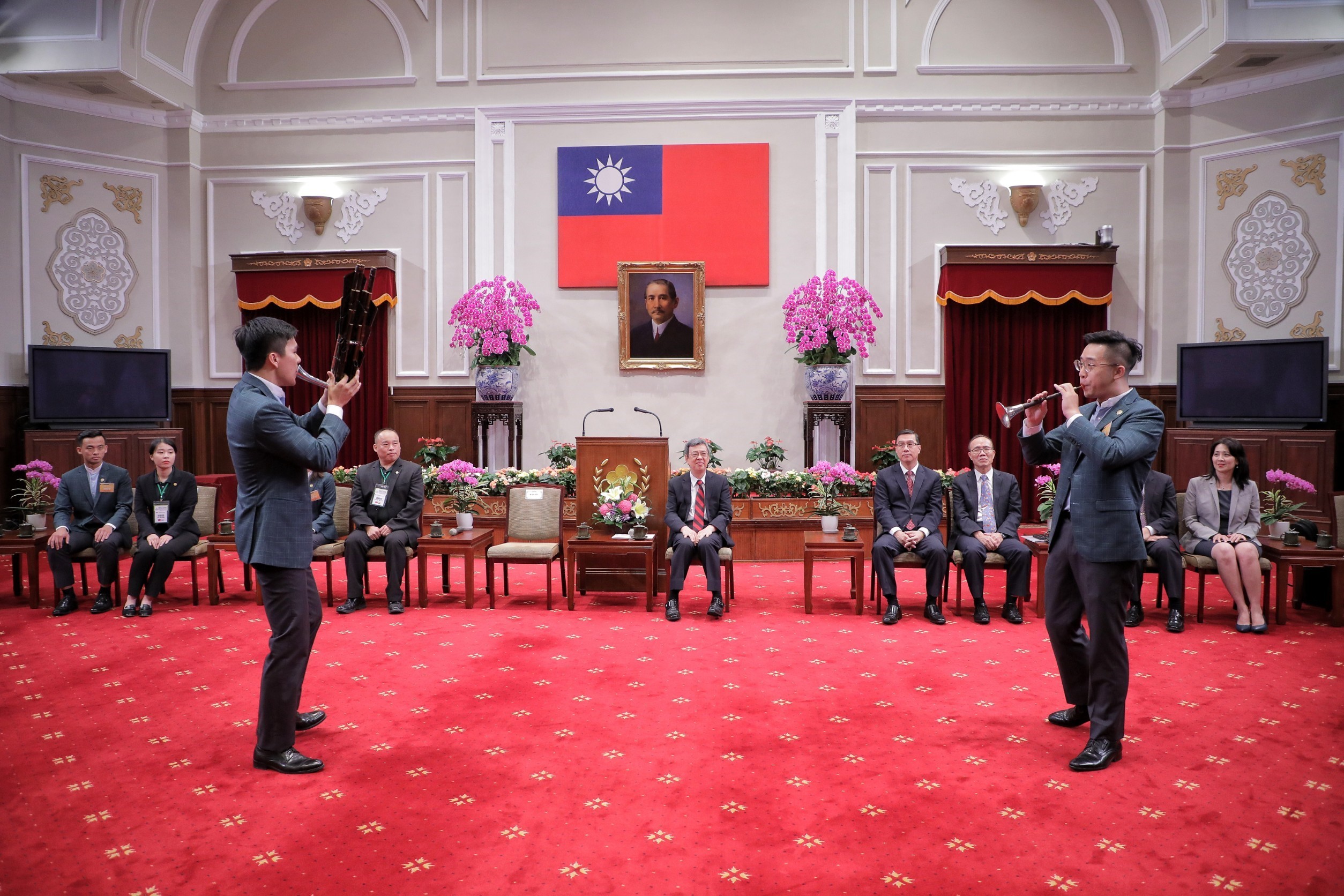 國際青年大使謝聖佑與朱哲民以「笙」及「嗩吶」合奏臺灣民謠組曲。