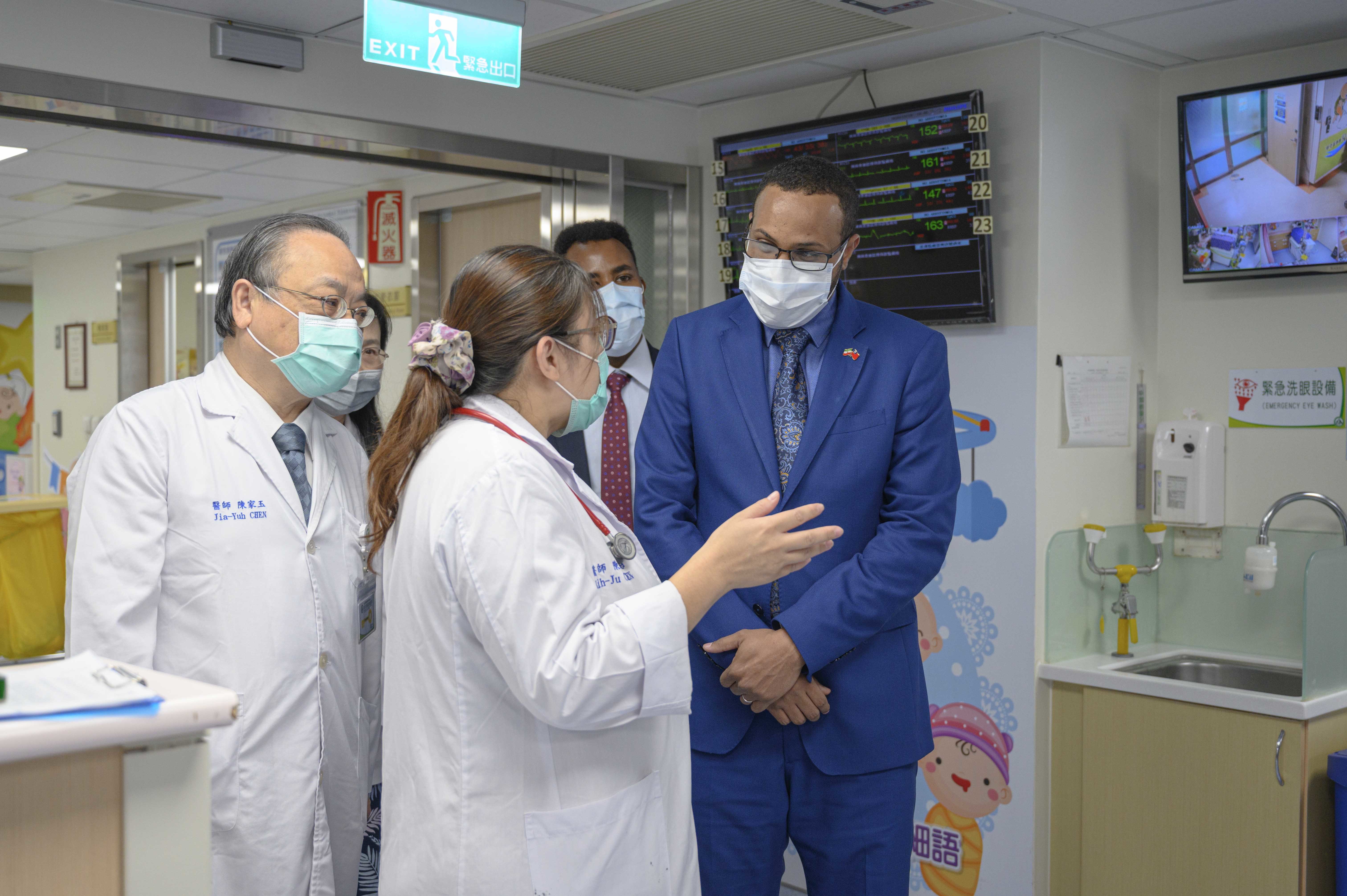 兒童醫院陳家玉院長陪同參訪，陳俐如醫師解說。