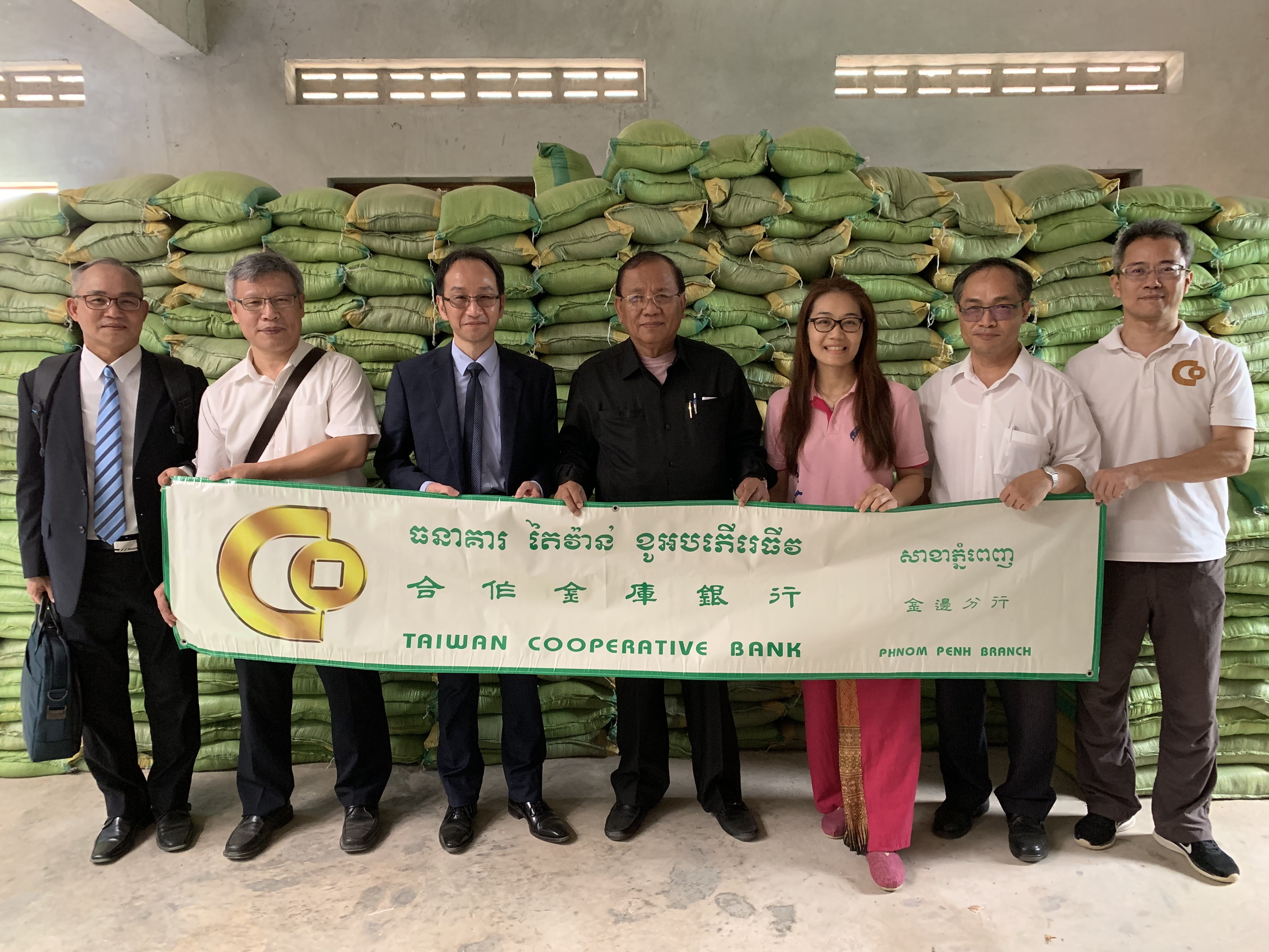 義診團邀請柬埔寨內政部顧問Sou Sovouth(中)及駐胡志明市台北經濟文化辦事處處長鍾文正先生(左三)一同共襄盛舉。(圖:希望之芽)
