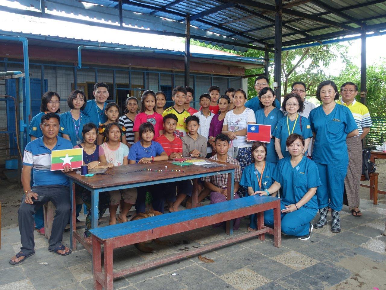 醫療團團員於孤兒院Hope Children Home與牧師及院童合照。