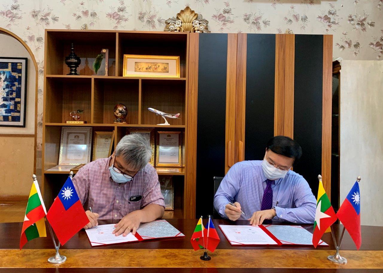 駐緬代表處李朝成大使(右)與全球漢生病宣教會緬甸分會會長Dr Zaw Moe Aung(左)簽署合作備忘錄