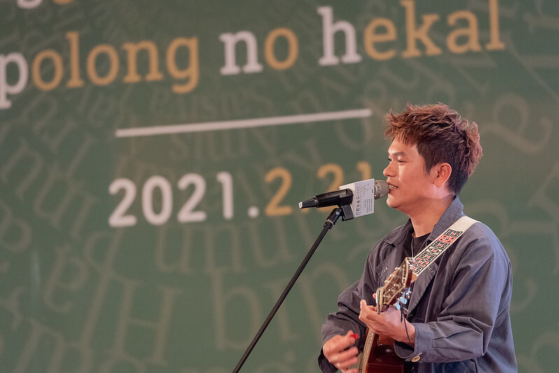 總統抵達後,首先聆聽舒米恩·魯碧Suming·Rupi的歌曲表演