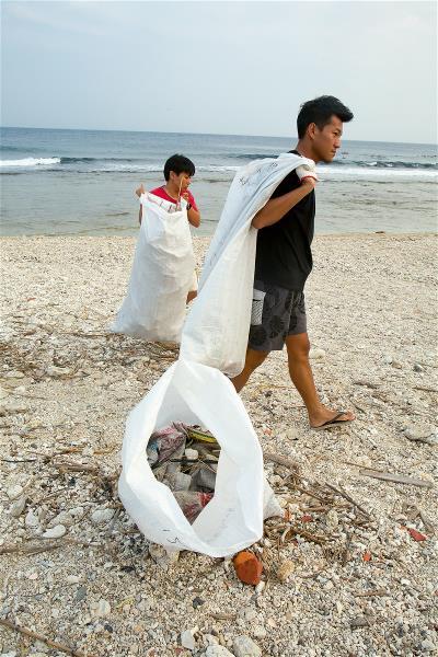 FNG與關注海洋環境的海湧工作室合作,計畫將海廢再 製成夾腳拖鞋。(林旻萱攝)