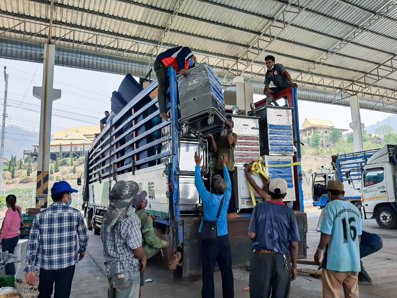 物資經泰國陸路送抵寮國，工人搬運概況