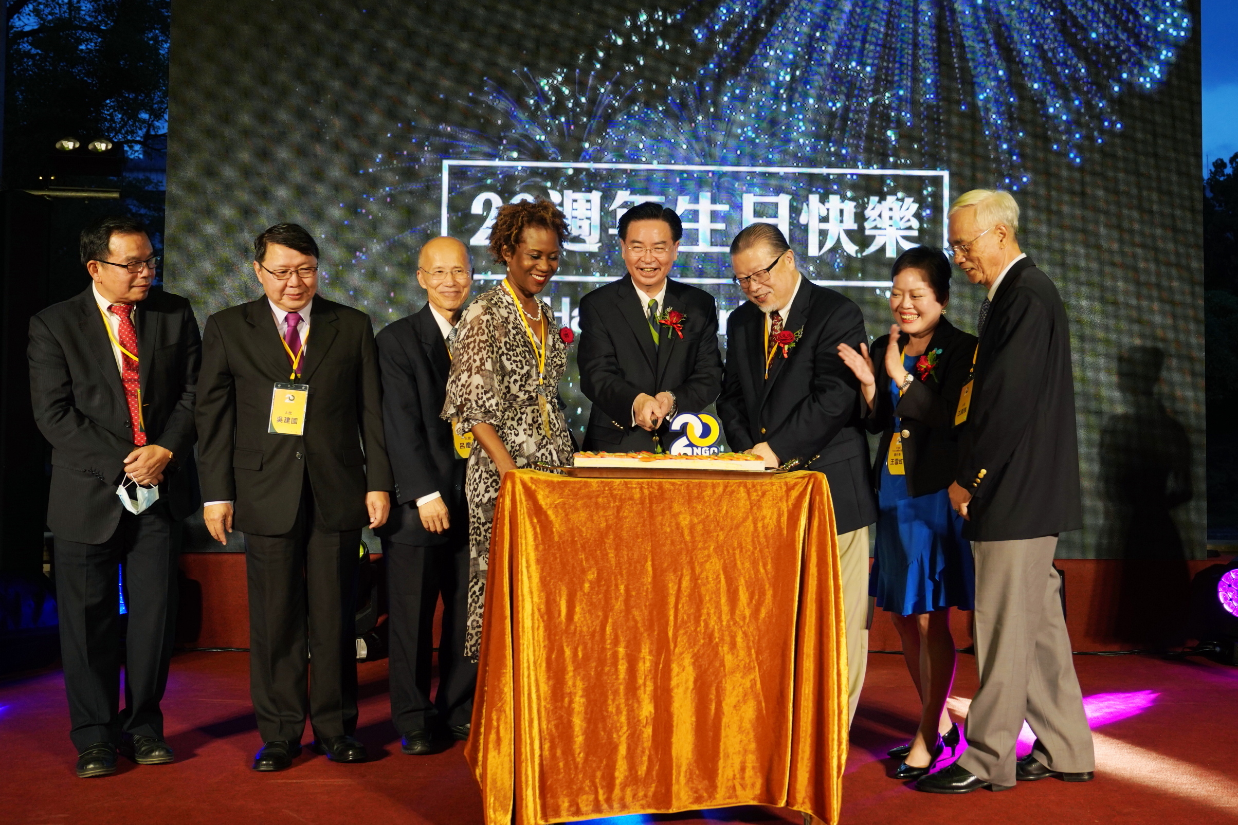吳部長(右4)出席「外交部非政府組織國際事務會成立20週年茶會」，與NGO代表及駐臺使節共切蛋糕慶祝。