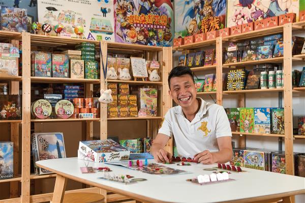 林家進開設寶島桌遊專賣台灣原創商品,用桌遊創造獨一無二的親子時光。