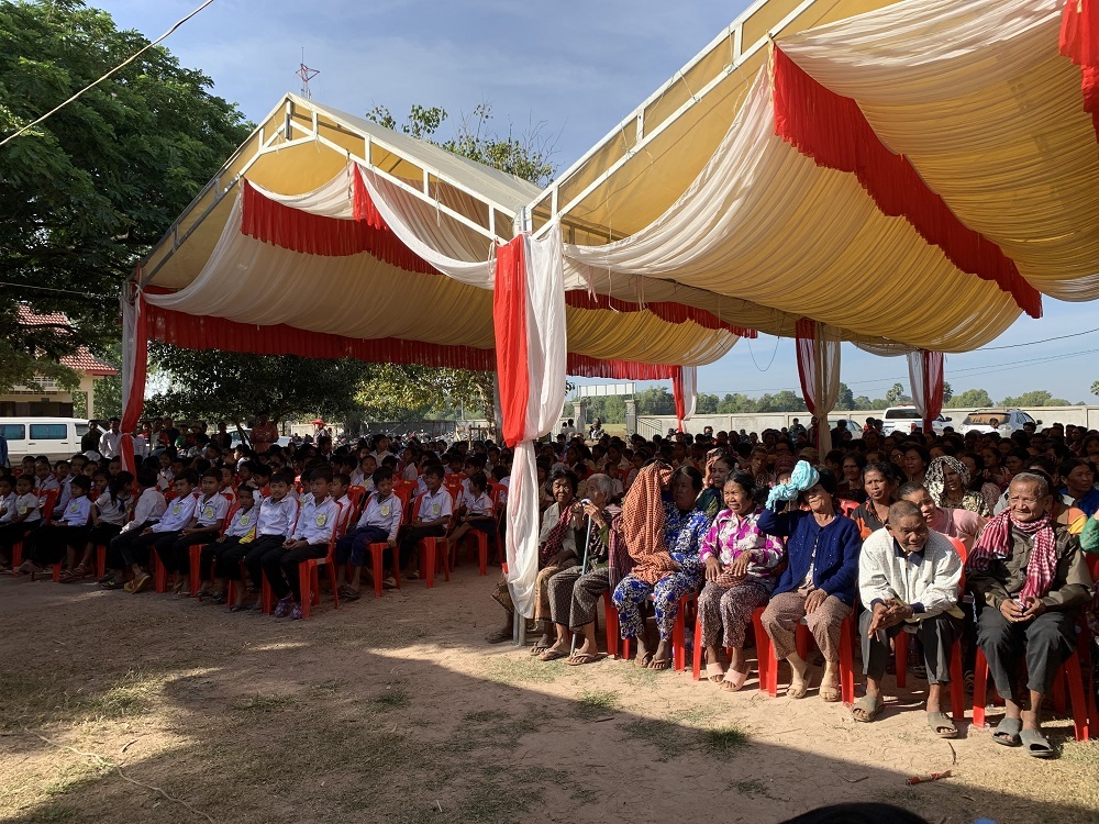 台灣希望之芽協會於12月12日至13日在柬越邊境的波羅勉省Kouk Kong Kaeut 縣Theam Nimith小學義診，當地村民兒童早早就來等待看病。