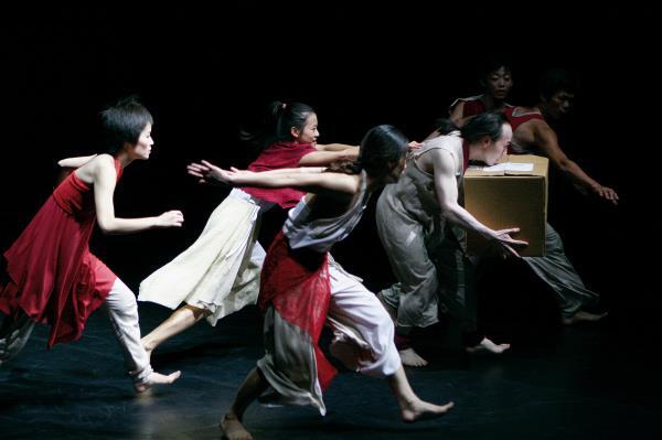 古舞團2006年演出〈記憶拼圖〉,演繹人們急於擷取生命中流逝的記憶。(古舞團提供)