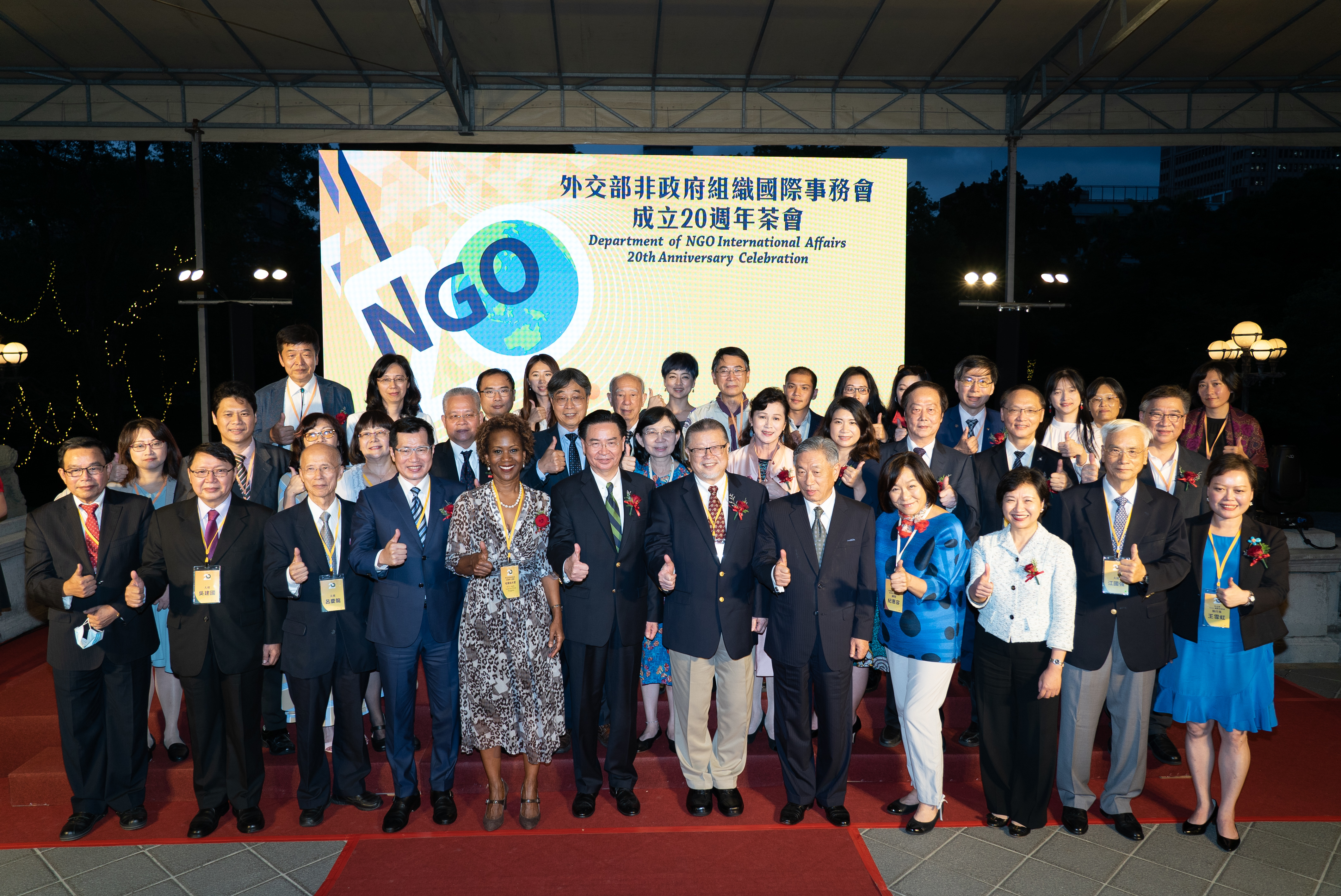 外交部NGO貢獻獎得獎單位代表合影。