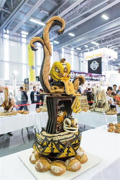 圖為陳耀訓於比賽現場驚豔國際之作「祥獅獻瑞」。(陳耀訓提供)