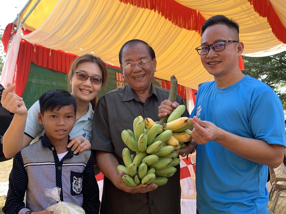 去年帶回台灣開刀心室中膈缺損的國際醫療個案Tola由祖母再次回到義診現場，特別感謝團長李肇雄醫師，因為有他，Tola才能回到正常孩子般的生活。