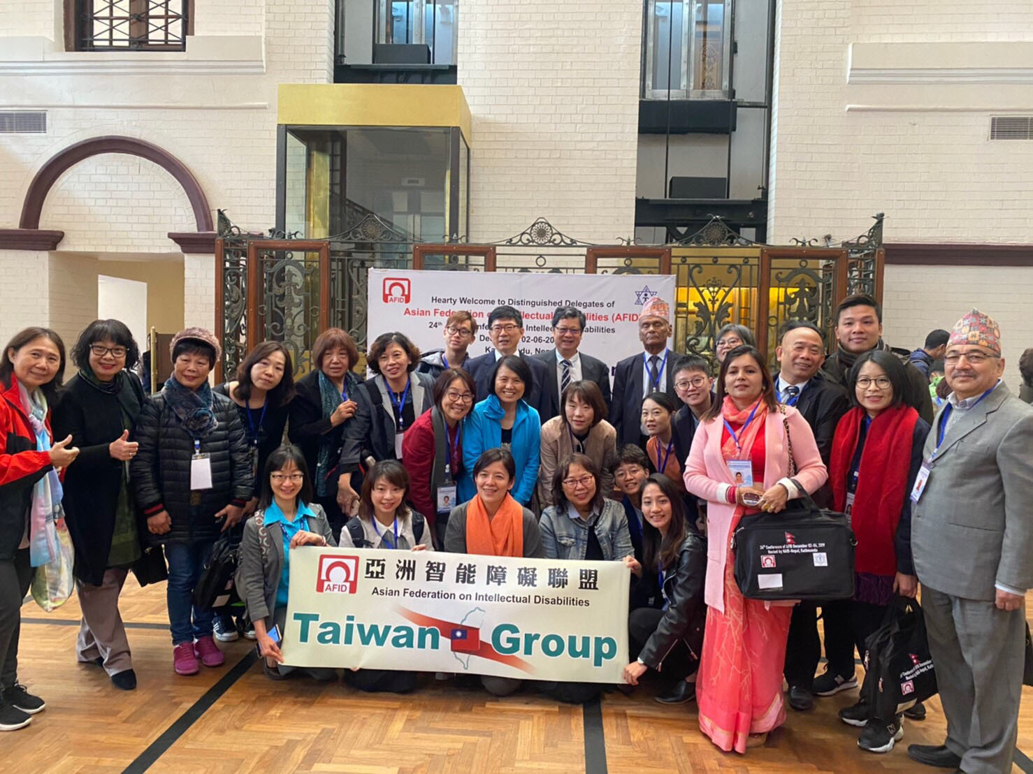 台灣參訪團由許多專業醫師、教授、學者以及社福機構組隊前往，與AFID大會負責人Dr. Sachida Nanda Shrivastava(中後方戴帽者)合影。