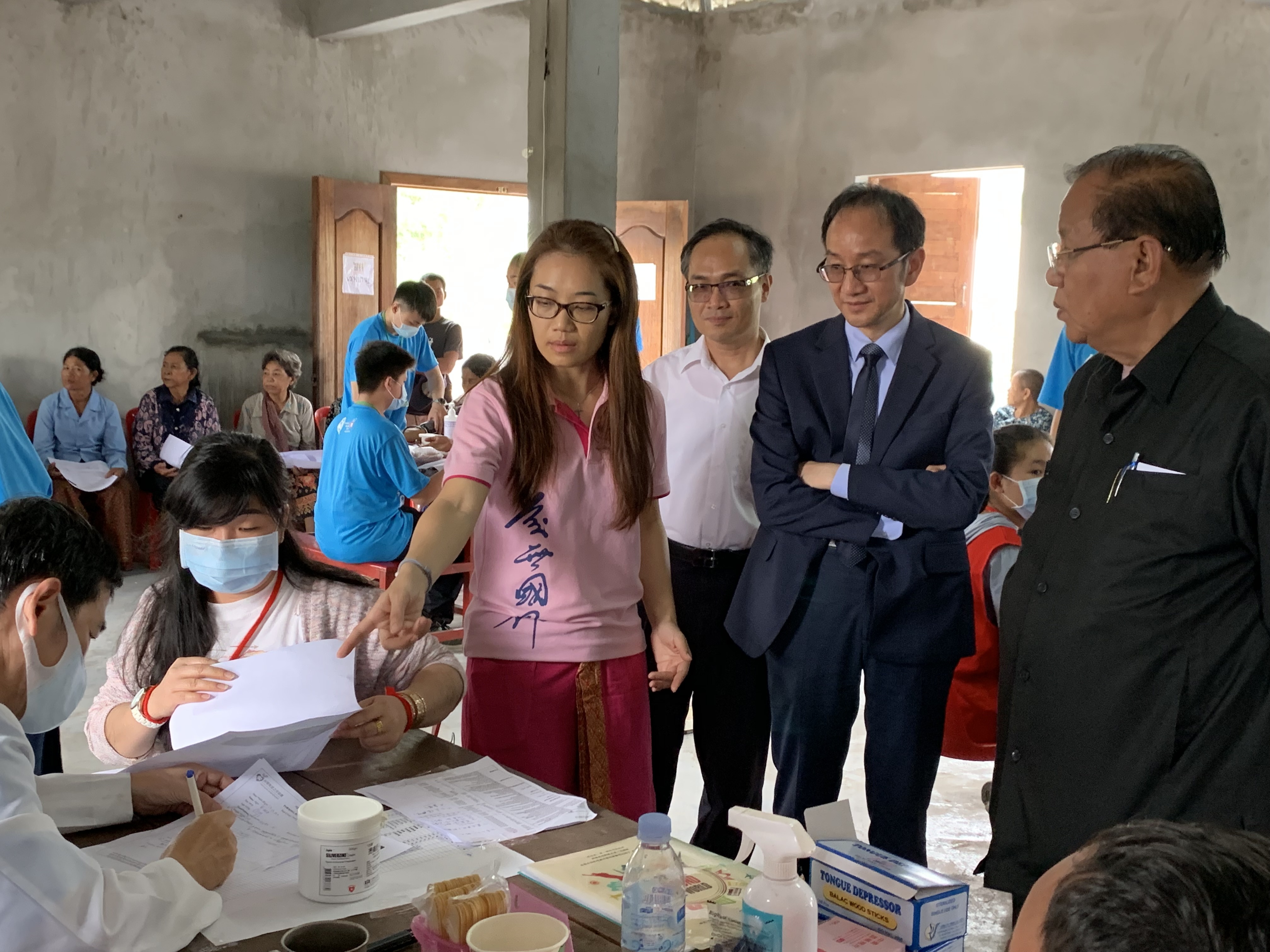 駐胡志明市台北經濟文化辦事處處長鍾文正(右二)說:“台灣希望之芽協會在柬埔寨深耕九年,在柬埔寨當地提供兒童教育、職業培訓,也在提供義診團給偏鄉居民有好的醫療照護。