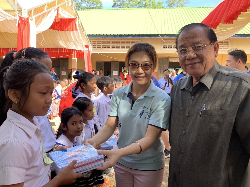 希望之芽余慈薰執行長與國務秘書Mr.Sov Souvth代表捐贈泡麵、筆記本給波羅勉省貧戶家庭。此次義診團共捐贈800箱泡麵、3,000本筆記本及近500公斤的衣服、鞋子等物資。