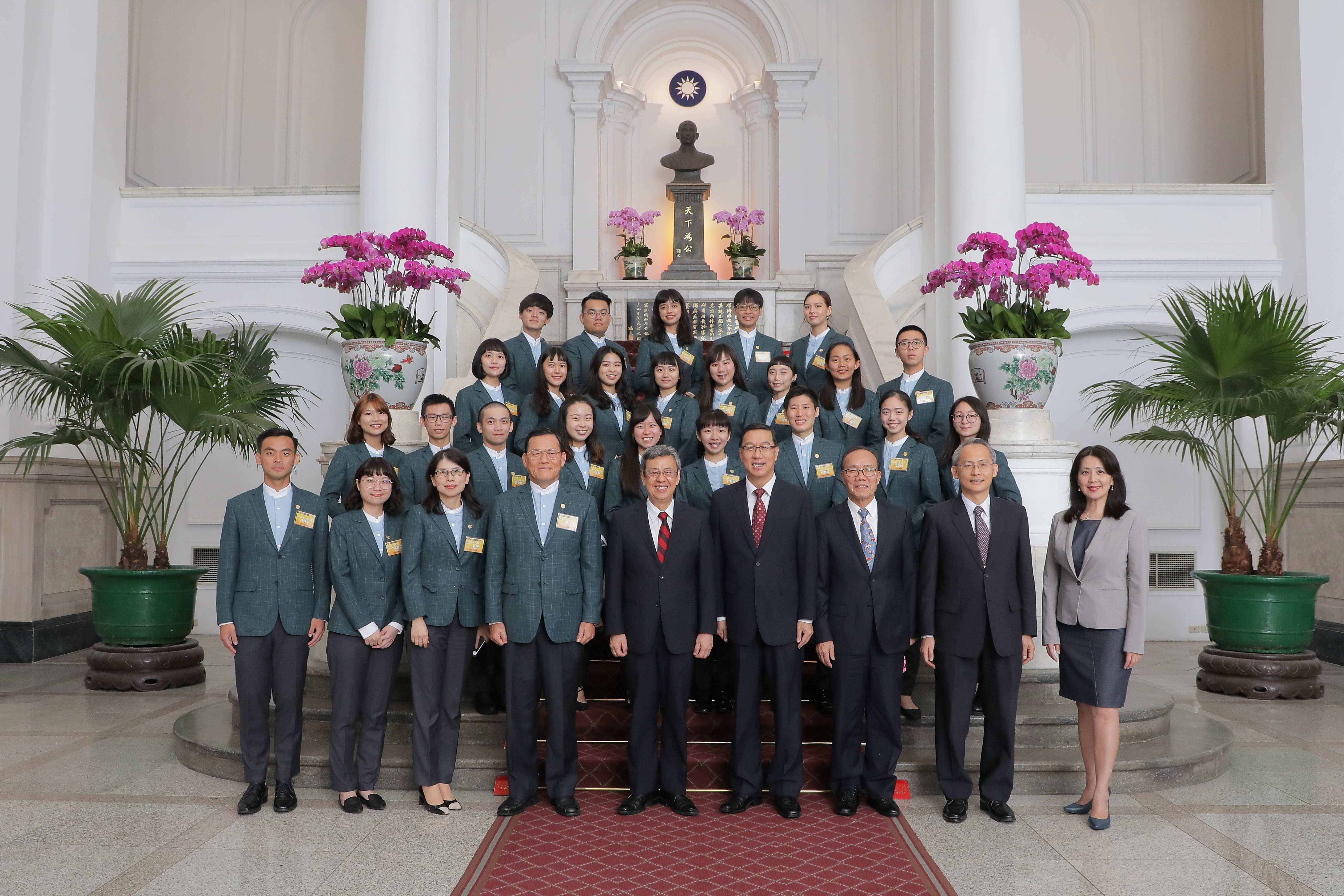 陳副總統建仁與國際青年大使【菲律賓-馬來西亞】團團員合影。