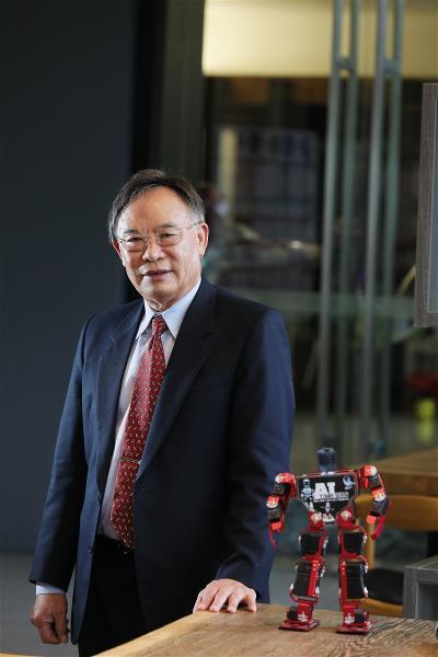 祥儀董事長蔡逢春靠著微小齒輪箱傳動的 核心技術,再進軍服務型機器人市場。