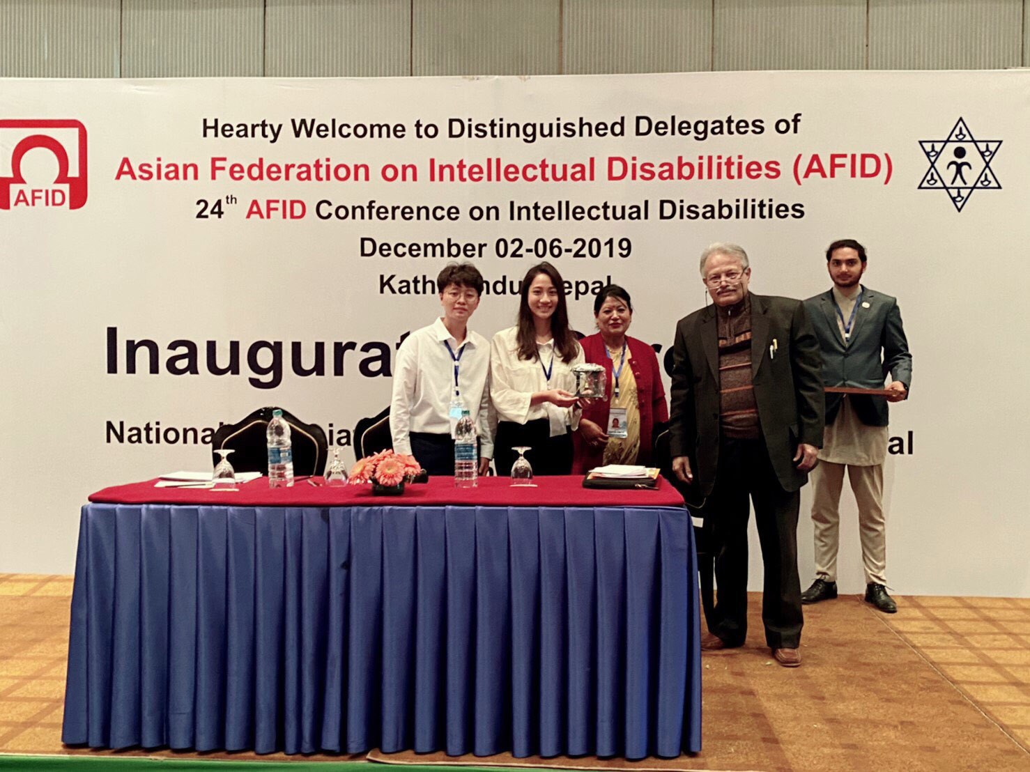 瑪利亞社會福利基金會首度參與AFID大會，啟智學園巫孟潔(左1)和潘姵妤(左2)教保老師前往尼泊爾口頭發表論文，是現場唯一極重度多重障礙主題，藉由實務經驗分享讓世界知道台灣的極重多障專業服務，也一併汲取各界經驗，精進服務廣度與深度。