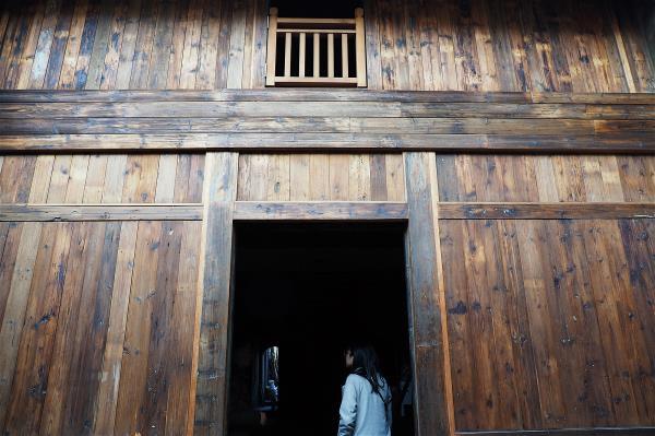 清朝鹿港老屋的建材多為從原鄉運來的福州杉，日治時期則開始使用台灣檜木。