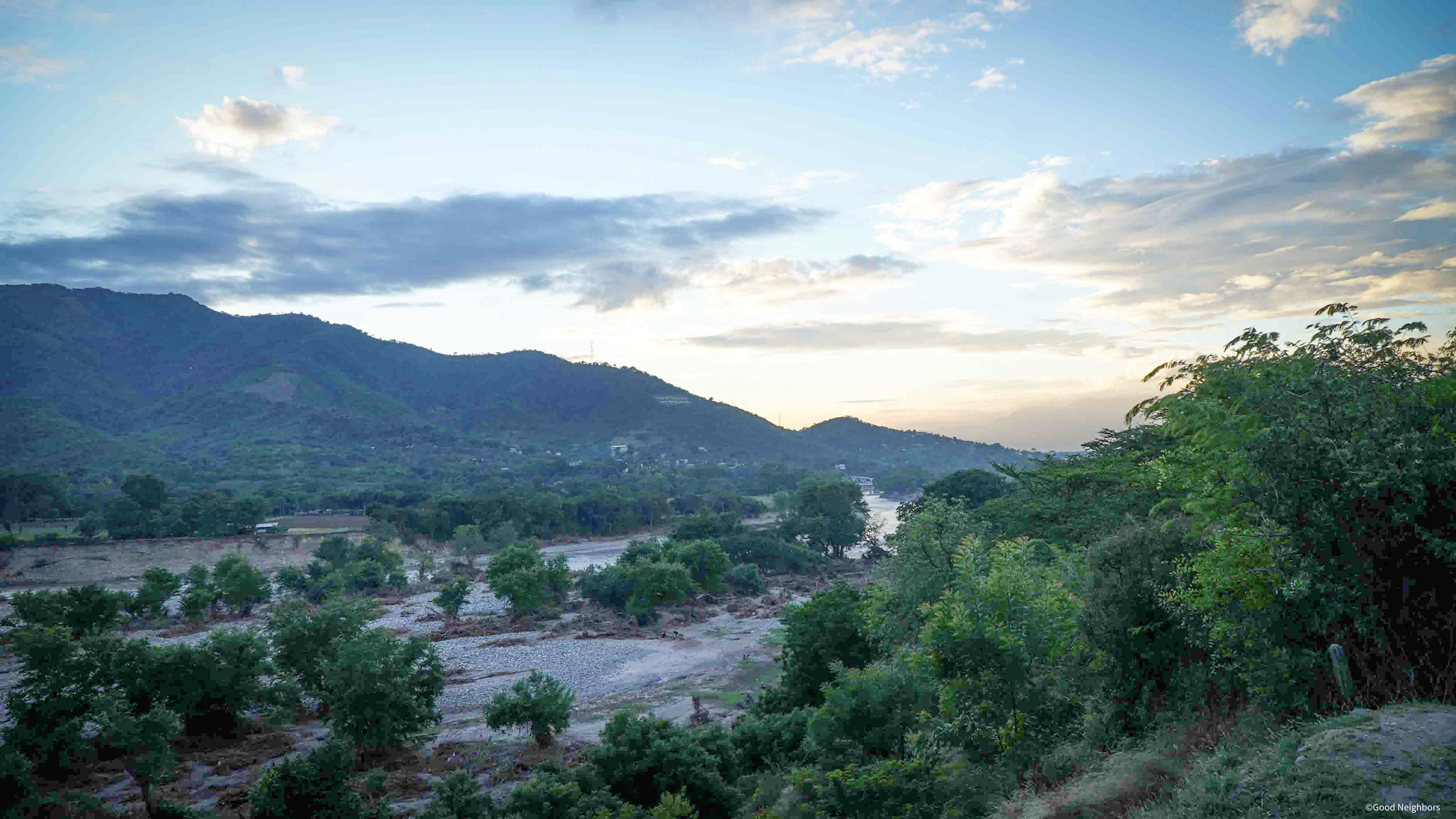 因颶風襲擊,瓜地馬拉街道變成河流、數十人遭土石流活埋,死亡人數激增,已造成逾50人罹難。