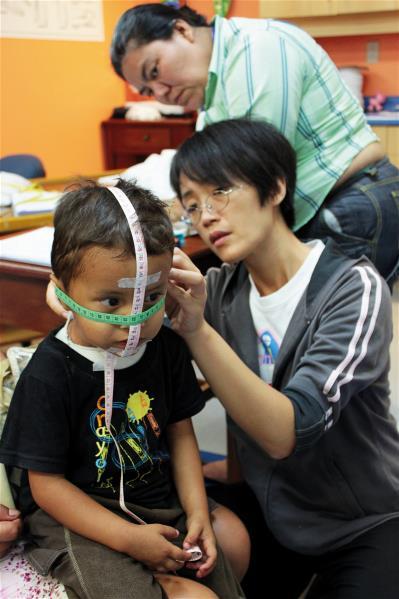 量身、計算縮率、打版、剪裁、縫製，宋有礪一步一步帶著學員做出最適合病患的壓力衣。（林格立攝）