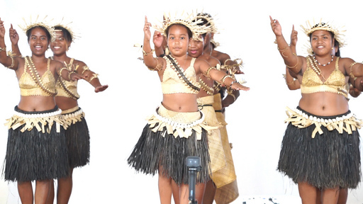 吉里巴斯曾獲全國傳統歌謠舞蹈冠軍之民族舞團參與演出。