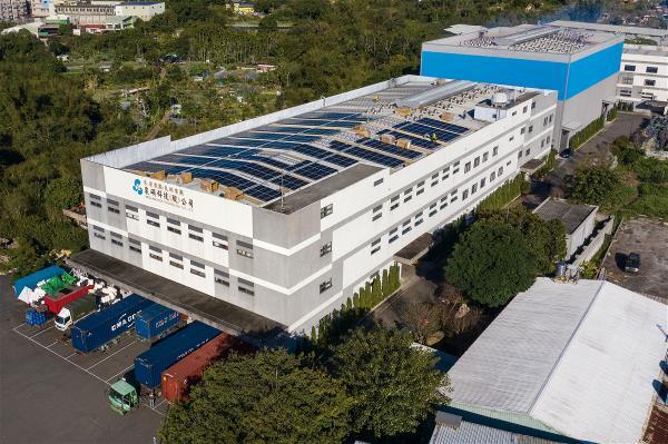 泉碩的大樓被濃厚綠意包圍,那是座名為「保合園」的生態園。