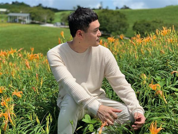 越南拍攝團隊至花蓮六十石山的金針花海取景，呈現台灣唯美夢幻的景致。（Creation公司提供）